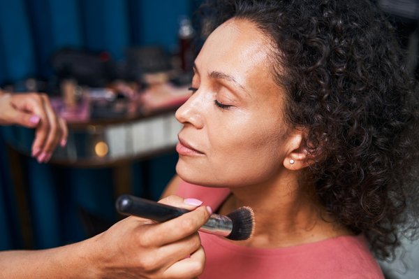 Découvrez l'ecole de maquillage et esthétique qui transforme des passions